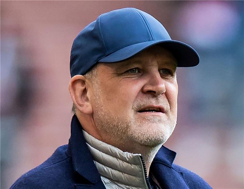 Schmadtke als Transferberater zum FC Liverpool Jörg Schmadtke, damaliger Geschäftsführer Sport beim VfL Wolfsburg, steht im Stadion.