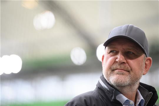 Jörg Schmadtke, damaliger Geschäftsführer Sport beim VfL Wolfsburg, steht im Stadion.