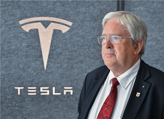 Jörg Steinbach, Wirtschaftsminister von Brandenburg, nimmt am Start des Ausbildungsjahres in der Tesla Gigafactory Berlin-Brandenburg teil.