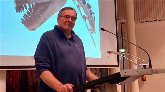 Jörg Zellmer referiert im Kreishaus über die Geschichte Harlingerodes.