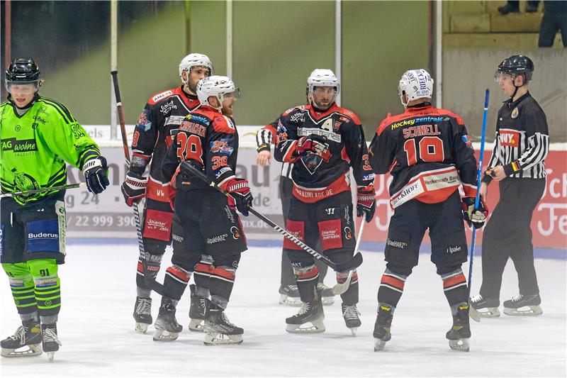 Falken haben in Wunstorf leichtes Spiel Jörn Weikamp, Bastian Schirrmacher (v.l.) und Nico Schnell (r.) gratulieren Christoph Koziol zu einem Treffer gegen Salzgitter. Einen Tag später in Wunstorf schlagen die Braunlager elfmal zu. Foto: Drechsler