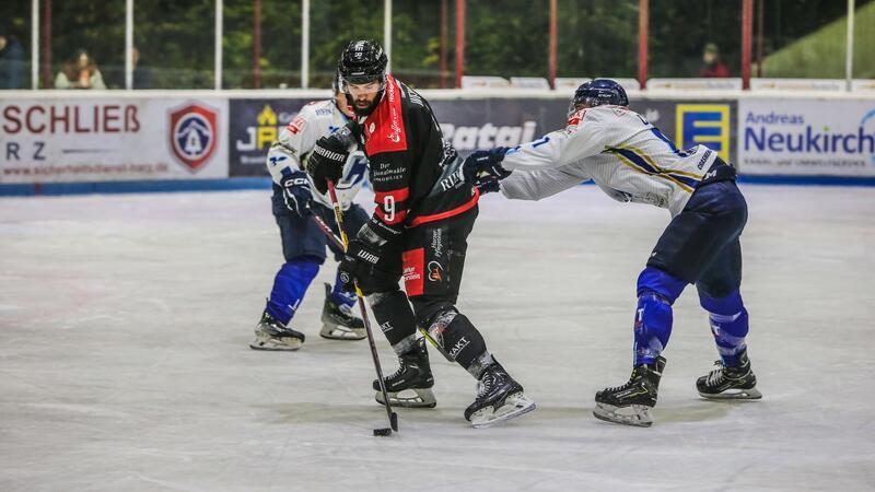 Der Meister startet mit einer Niederlage Jörn Weikamp (l.), hier eine Szene aus dem Spiel gegen Chemnitz, schießt die Falken in Harsefeld in Führung. Foto: Neuendorf