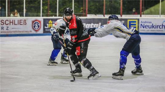 Jörn Weikamp (l.), hier eine Szene aus dem Spiel gegen Chemnitz, schießt die Falken in Harsefeld in Führung. Foto: Neuendorf
