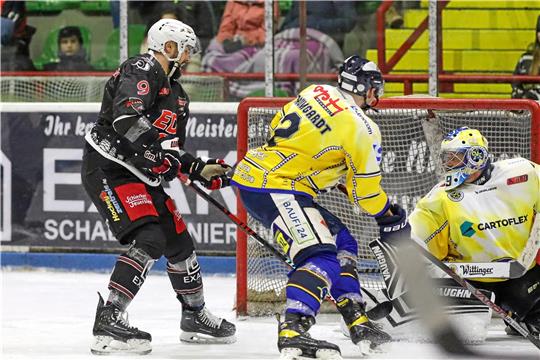 Jörn Weikamp (li.), der hier an Torwart Bierzahn scheitert, setzt den Schlusspunkt und trifft für die Harzer Falken zum 5:2-Endstand gegen Adendorf. Fotos: Drechsler