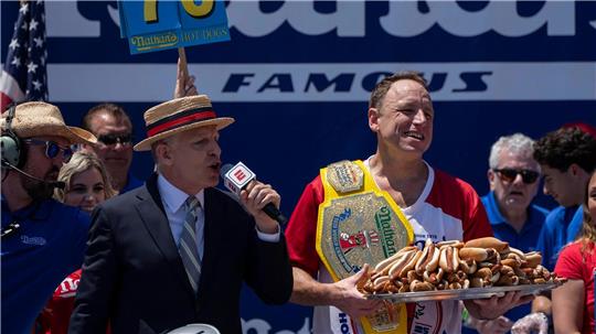 Joey Chestnut (r) schaffte das Comeback beim Hot-Dog-Wettessen, 