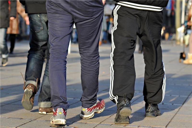 Jogginghosen-Verbot an Schule sorgt für Ärger Jogginghosen sind an einer Schule in Wermelskirchen verboten. Neuerdings werden Schüler damit sogar nach Hause geschickt.