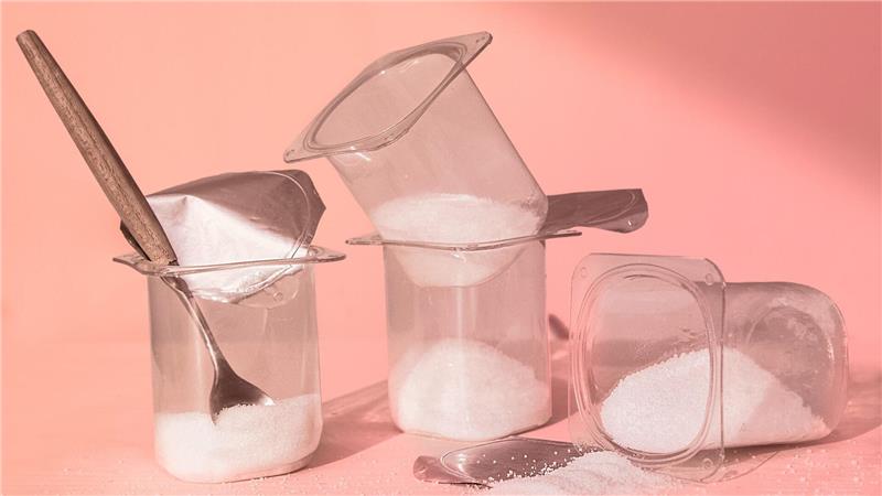 Joghurt enthält natürlichen Milchzucker, oft wird aber noch viel Zucker zusätzlich zugesetzt.