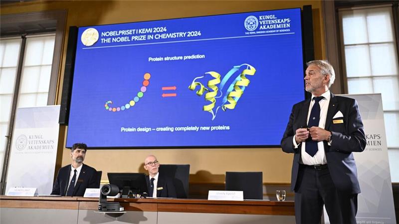 Chemie-Nobelpreis für Vorhersage und Bau von Proteinen Johan Åqvist (r), Mitglied des Nobelkomitees für Chemie, erläutert die Arbeit von David Baker, Demis Hassabis und John M. Jumper, den diesjährigen Nobelpreisträgern für Chemie.