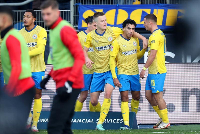 Eintracht rückt nah ans rettende Ufer Johan Gómez (Mitte) jubelt mit seinen Mannschaftskollegen nach seinem Tor zum 2:1 gegen den 1. FC Kaiserslautern. Foto: Darius Simka/regios24