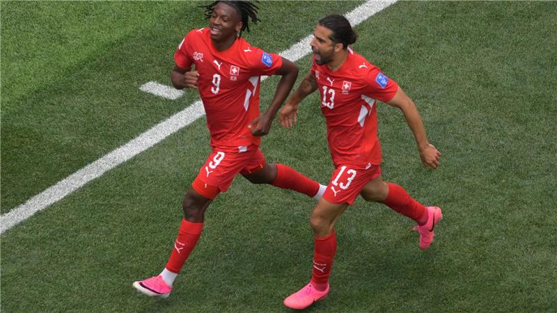 Johan Manzambi (links) wurde mit einem Doppelpack zum Matchwinner für die Schweiz.