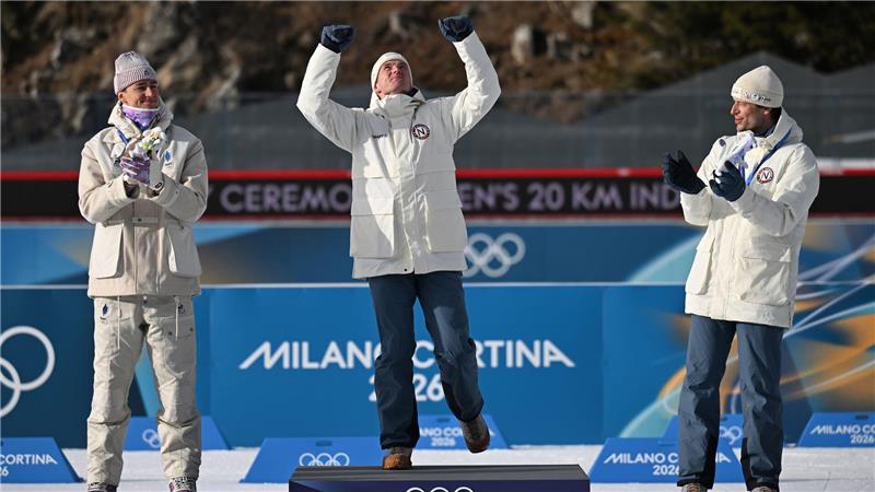 Johan-Olav Botn (m) denkt bei seinem größten Erfolg an seinen gestorbenen Teamkollegn Sivert Bakken.