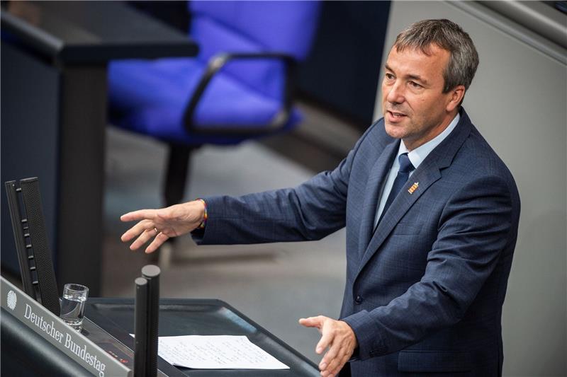 Debatte über Minderheitensprachen auf Platt und Dänisch Johann Saathoff (SPD) spricht bei der 115. Sitzung des Bundestages zu den Abgeordneten.