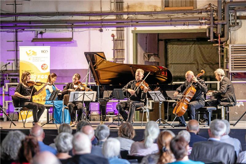 Piano-Duo begeistert in der Rammelsberg-Schlosserei Johann Sebastian Bach zum Auftakt des Konzerts: Pianisten-Duo und Streichquartett vereinigt auf der Bühne der Rammelsberg-Schlosserei. Fotos: Schenk