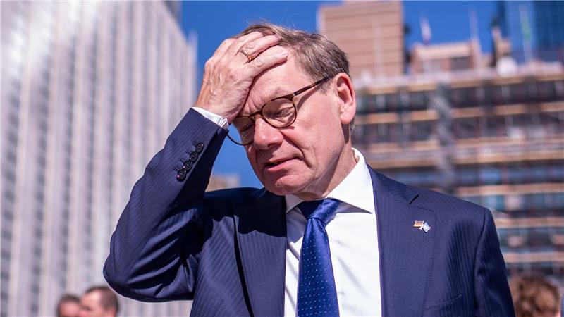 Das Foto zeigt Deutschlands Außenminister Johann Wadephul vorm Gebäude der Vereinten Nationen. Er guckt enttäuscht und hat seine rechte Hand auf der Stirn.