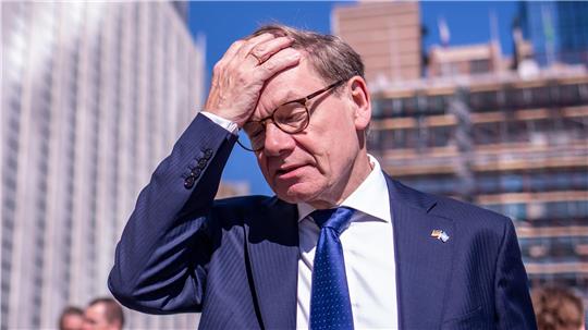 Das Foto zeigt Deutschlands Außenminister Johann Wadephul vorm Gebäude der Vereinten Nationen. Er guckt enttäuscht und hat seine rechte Hand auf der Stirn.