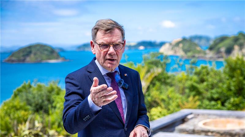 Johann Wadephul (CDU), Außenminister, steht im Hotel The Landing nach seinem Treffen.