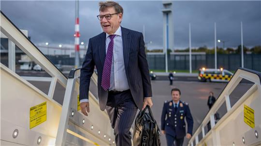Johann Wadephul (CDU), Außenminister, steigt am Flughafen in ein Flugzeug um in die Türkei zu fliegen. Im Mittelpunkt des Treffens mit seinem Amtskollgen Mittelpunkt stehen die Bemühungen um die Umsetzung des Gaza-Friedensplans von US-Präsident Trump.