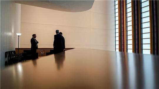 Johann Wadephul (l) steht am Rande der Generaldebatte der UN-Vollversammlung mit Mitarbeitern im Hauptquartier der Vereinten Nationen zusammen.