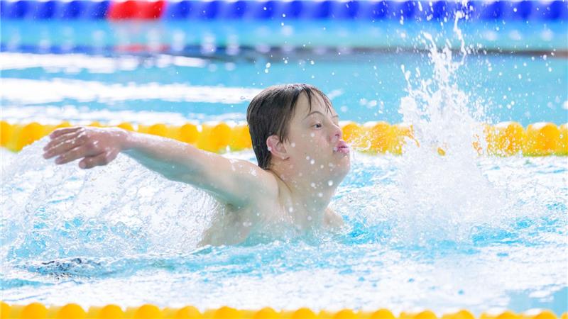 Johann aus Oldenburg gewinnt die Silbermedaille im Schwimmen bei den Special Olympics Landesspielen Niedersachsen.