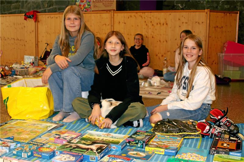 Kleiderbörse des Jugendrings Clausthal-Zellerfeld erfolgreich Johanna, Alina und Patricia (von links) verkaufen auf ihrer Decke Spielzeug, das sie selbst nicht mehr gebrauchen können. Damit machen sie wiederum anderen Kindern eine Freude. Foto: Knoke
