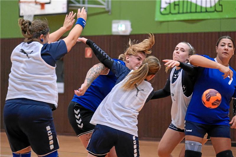HSG Liebenburg-Salzgitter kämpft sich zum ersten Saisonsieg Johanna Thiemann von der HSG Liebenburg-Salzgitter II (Mitte) kommt hier trotz Gegenwehr von Seesens Sandra Nitsche zum Torabschluss. Für die Gastgeberinnen gibt es jedoch eine knappe Niederlage. Foto: Drechsler