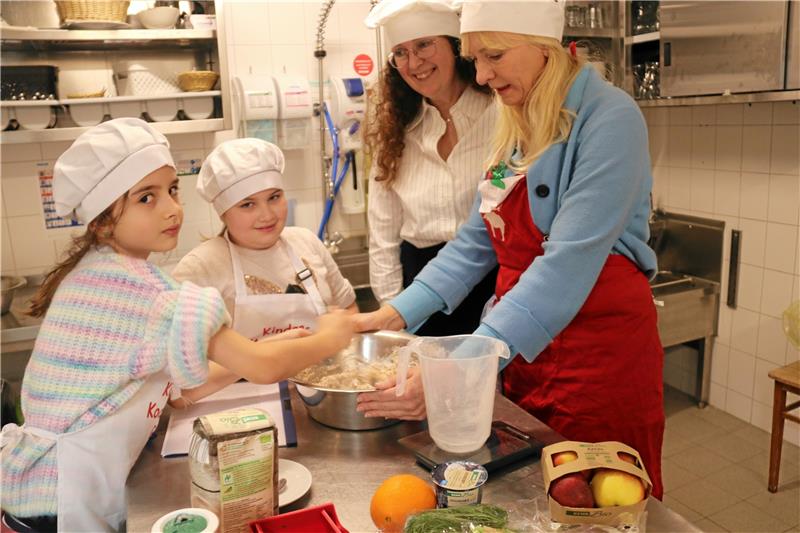 Goslarer Viertklässler backen „schnelles Brot“ mit Honig und Salz Johanna (von links) und Pauline lernen von Rosemarie Prien und Sylvia Thiel-Meyne, wie man Brot backt. Foto: Hartmann