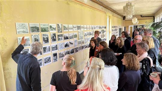 Johannes Barner führt die Besucher durch die Ausstellung „Dr. med. et phil. Friedrich Barner – von der praktischen Medizin zur Psychotherapie“ im Wandelgang, der derzeit aufwendig restauriert wird.
