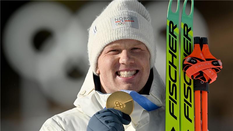 Johannes Dale-Skjevdal (Norwegen) freut sich bei der Siegerehrung über die Goldmedaille. Es war das 17. Gold für Norwegen bei diesen Winterspielen.