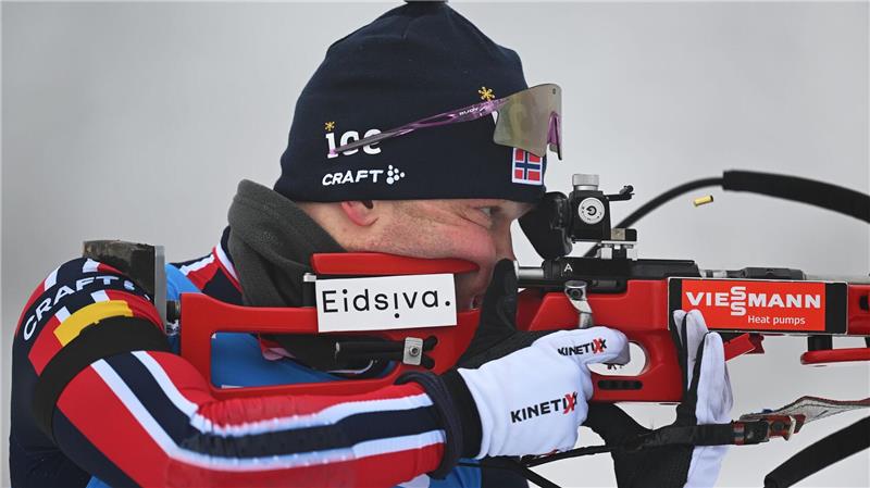 Johannes Dale-Skjevdal trägt wie alle norwegischen Biathleten Trainerflor.