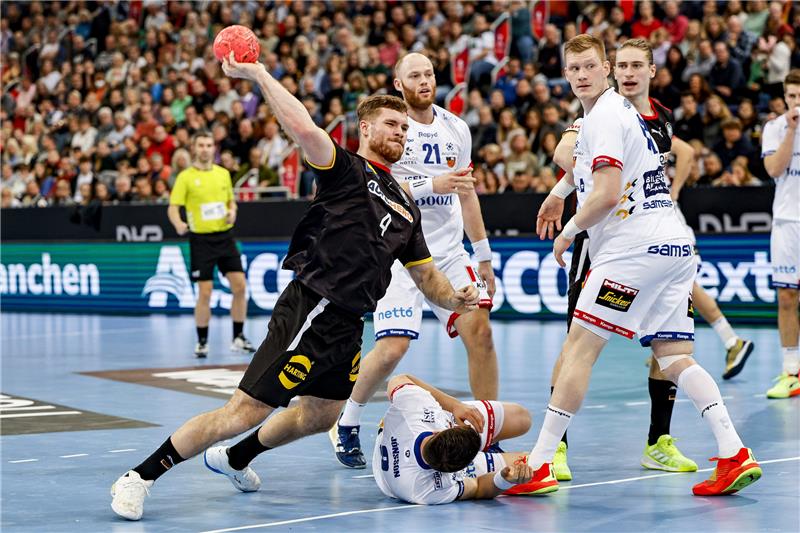 Handball WM: Wann und wo laufen die Spiele im TV? Johannes Golla setzt sich beim Testepiel gegen Island am Kreis durch. Foto: Axel Heimken/picture alliance/dpa