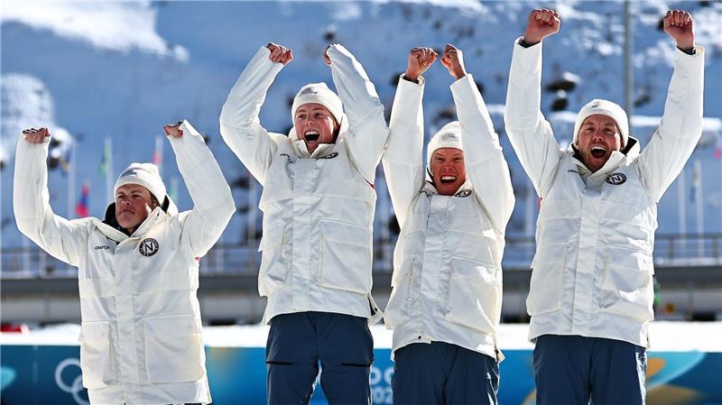 Johannes Hoesflot Klaebo (l) jubelt mit dem Team.