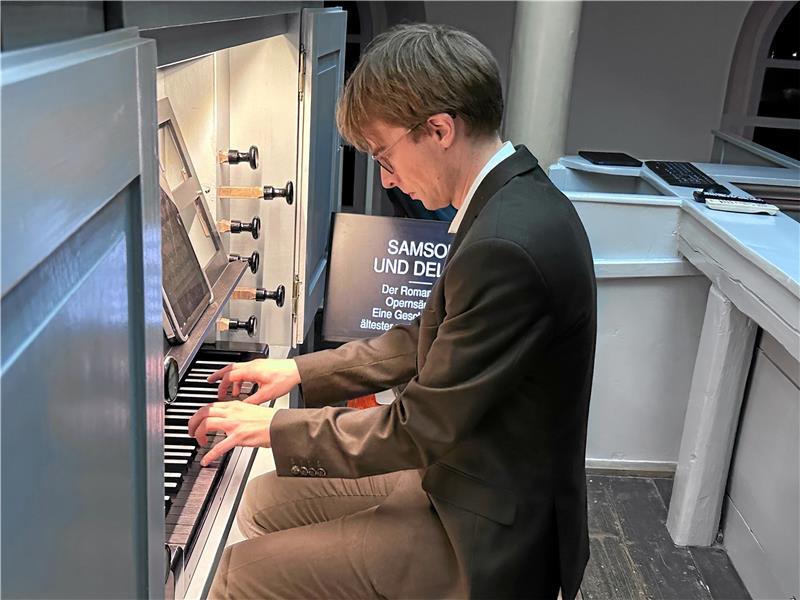 Westerode: Kirche wird zum besonderen Kino Johannes Lienhart sitzt oben auf der Orgelempore, neben sich den Monitor, auf dem der Film läuft.