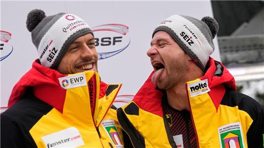 Johannes Lochner (r) und Georg Fleischhauer feiern den Sieg im Zweierbob.