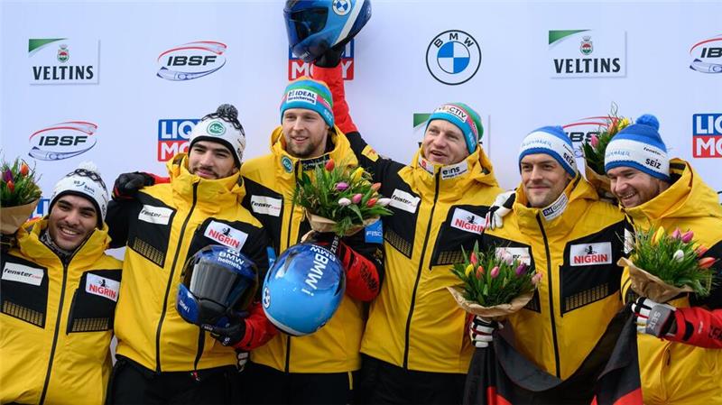Bericht: Heftiger Zwist zwischen besten deutschen Bobfahrern Johannes Lochner (rechts) ist sauer, weil sein Anschieber Georg Fleischhauer (2. v. rechts) ein Angebot von Francesco Friedrich (3. v. rechts) bekommen hatte.