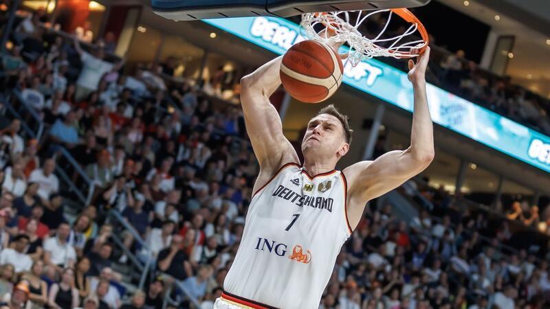 Basketball-Siege geben Selbstvertrauen für Olympia Johannes Voigtmann beim Dunking.