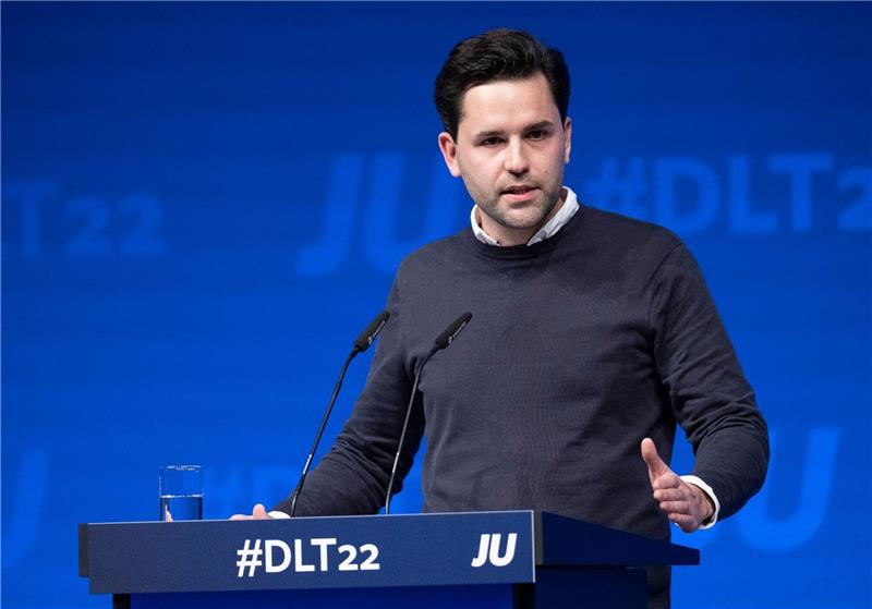 Neuer Chef der Jungen Union: „Gemeinsam Vollgas geben” Johannes Winkel, designierter neuer Bundesvorsitzender der Jungen Union (JU), stellt sich auf dem Deutschlandtag der JU in Fulda den Delegierten vor.
