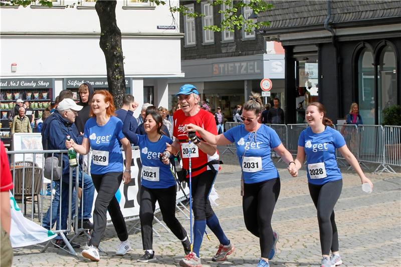 Altstadtlauf: Viel Sonnenschein und ein wenig Schatten Johannes Woll (Mi.), der den Bad Harzburger Bergmarathon organisiert, wird beim Walking-Wettbewerb von Nina Lemke (v.l.), Ipek Canbazer, Jasmine Rudolf-Grießler und Mari-Luz Wilde ins Ziel begleitet. Foto: Epping