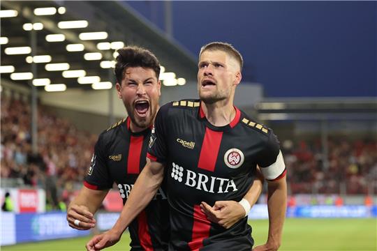 Johannes Wurtz (r) sorgte mit seinem Tor zum 2:0 für die Vorendscheidung beim Sieg von Wehen-Wiesbaden.