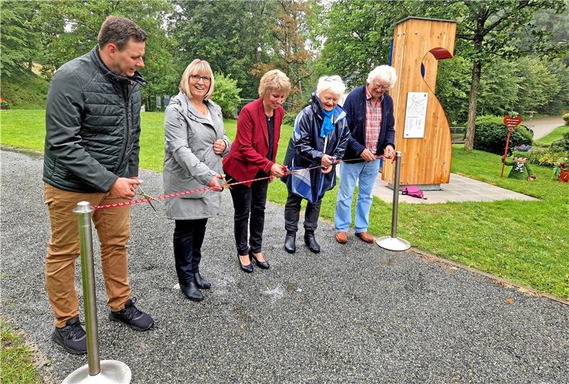 Johannes von Borstel, Angelika Rebentisch, Bettina Beimel, Edeltraud und Eberhard Mahlke (v.li.) eröffnen den Herzweg. Foto: Knoke