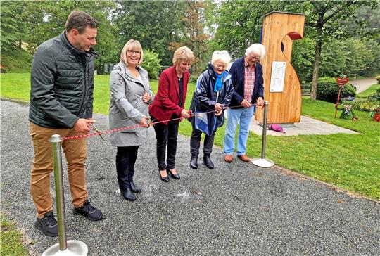 Johannes von Borstel, Angelika Rebentisch, Bettina Beimel, Edeltraud und Eberhard Mahlke (v.li.) eröffnen den Herzweg. Foto: Knoke