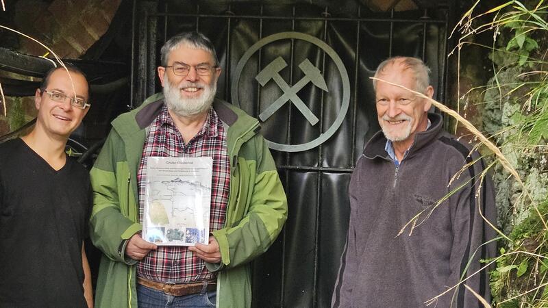 Johannis Heider, Joachim Gröbner, Wilfried Ließmann (v.l.) vom St. Andreasberger Verein für Geschichte und Altertumskunde haben ein Buch über die „Grube Glücksrad“ herausgegeben.