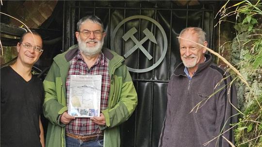 Was die Grube Glücksrad und der Rote Bär im Harz gemeinsam haben Johannis Heider, Joachim Gröbner, Wilfried Ließmann (v.l.) vom St. Andreasberger Verein für Geschichte und Altertumskunde haben ein Buch über die „Grube Glücksrad“ herausgegeben.