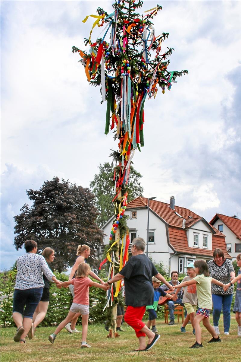 Kinder tanzen Hand in Hand um den Johannisbaum Johannistag 2022 in CLZ