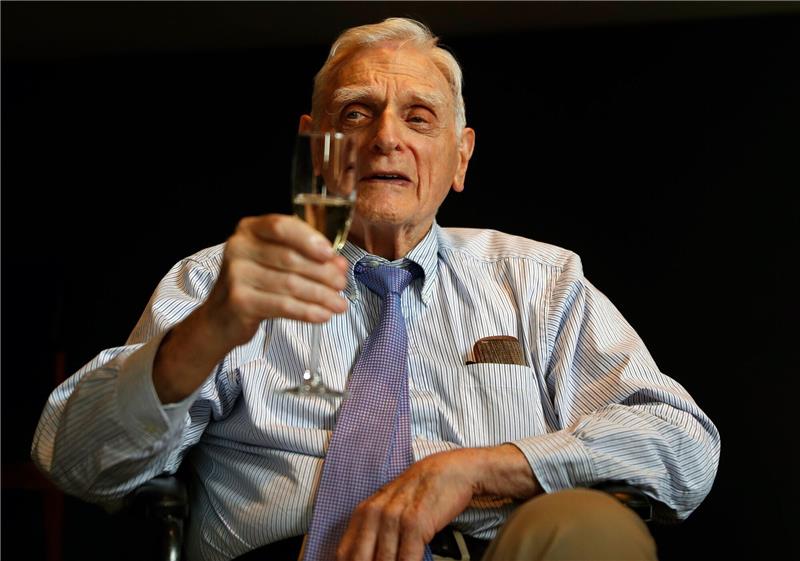 Chemienobelpreisträger Goodenough mit 100 Jahren gestorben John B. Goodenough im Oktober 2019 bei der Royal Society in London, nachdem er zum Nobelpreisträger für Chemie 2019 ernannt wurde.