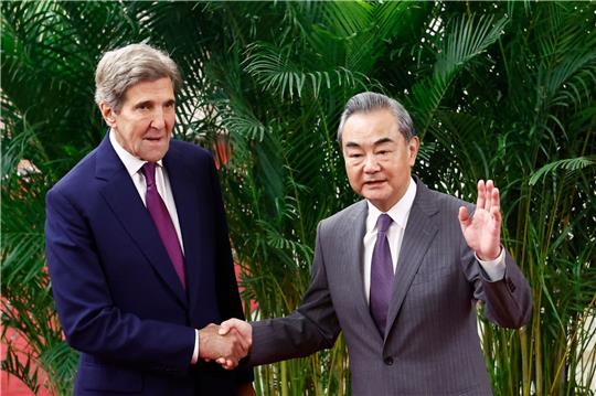John Kerry (l) wird in Peking von Spitzendiplomat Wang Yi empfangen.