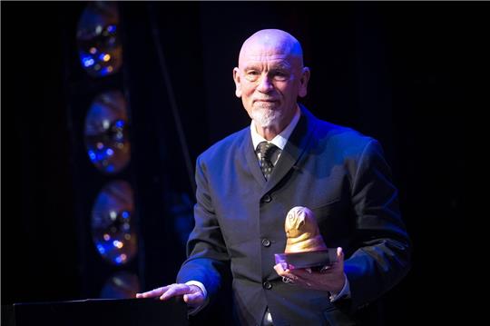 John Malkovich freut sich in Bremen über den «Goldenen Mops».