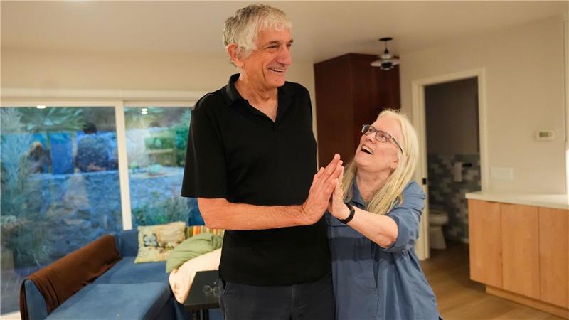 Schlafend, wandernd, offline: Nobel-Geehrte kaum erreichbar John Martinis steht mit seiner Frau Jean in ihrem Wohnzimmer, nachdem er von seinem Nobelpreis für Physik erfahren hat.