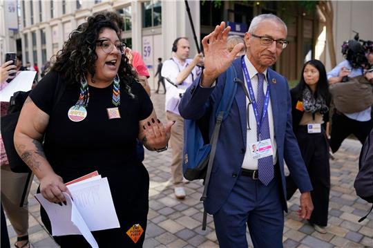 John Podesta (r) ist derzeit Berater für Innovation und Umsetzung sauberer Energien.