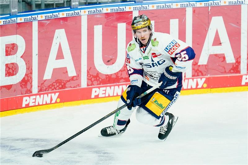 Grizzlys Wolfsburg holen Verteidiger John Ramage John Ramage spielt den Puck.