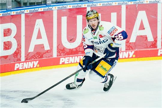 John Ramage spielt den Puck.
